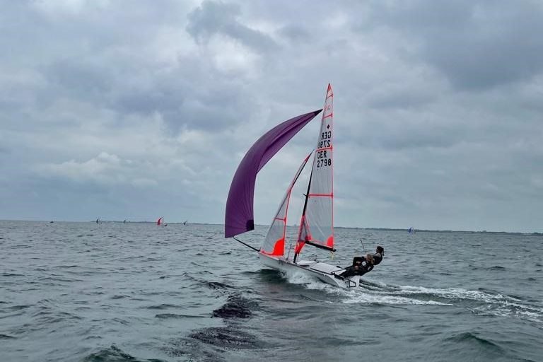 Jule Ernst und Louisa Schmidt qualifizieren sich für die Youth Sailing World Championships 2022