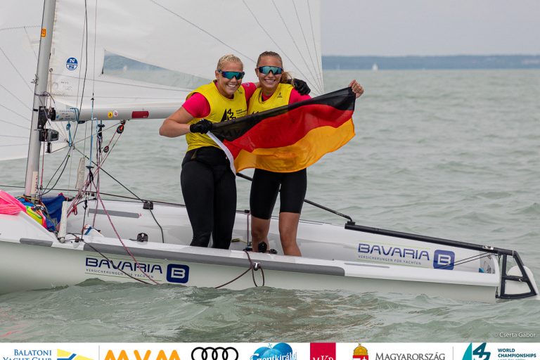420er - Lea Adolph wird mit ihrer Steuerfrau Valentina Steinlein aus dem BYC Junioren Weltmeisterinnen